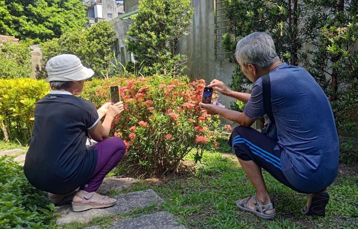 圖7.志工哥哥姐姐利用倒放的鏡頭拍攝有趣視角作品。