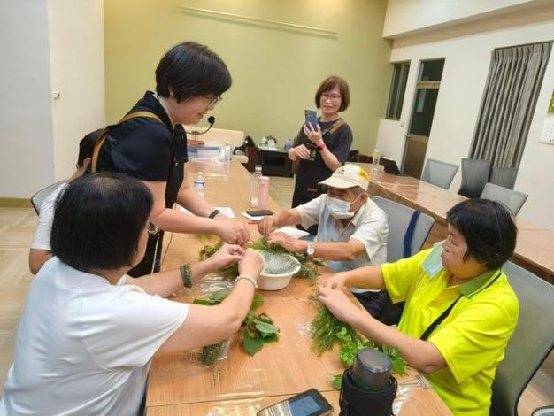 圖6.學員在老師帶領下合作拔下香草葉片於清水中搓揉。