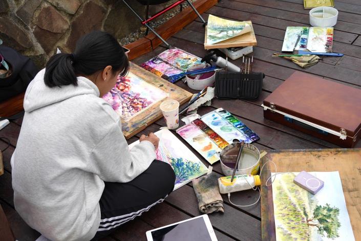 圖6：美術班學生以畫筆勾勒花海，透過藝術視角呈現別樣風采。