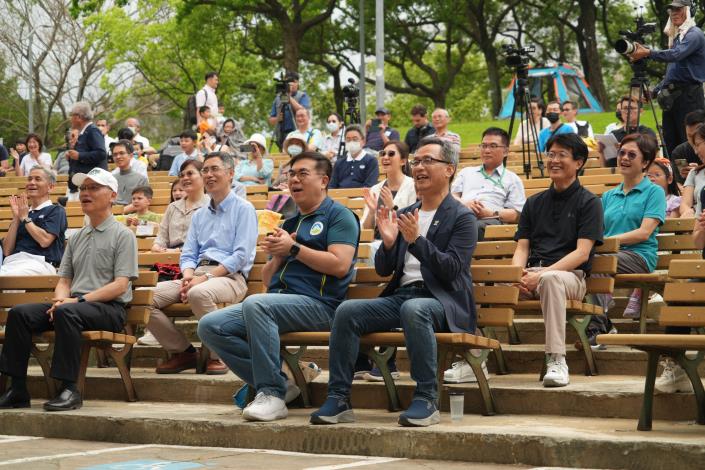 貴賓欣賞精采的舞台表演.JPG
