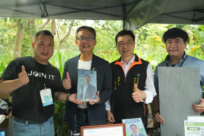 張副市長訪攤彩繪太陽能板.JPG