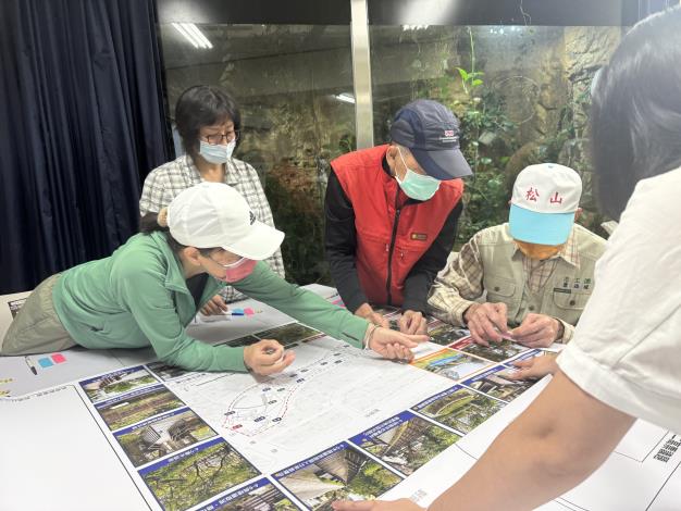 照片8：民眾熱烈討論公園議題