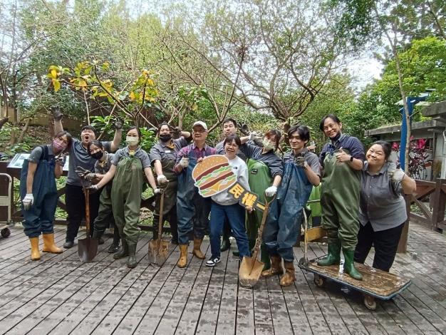 圖3林雍善隊長在企業工作日，帶領麥當勞員工清除汙泥。