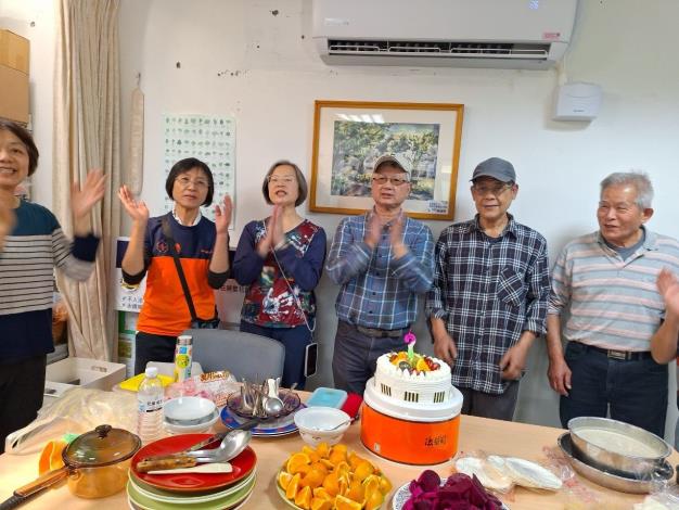 圖6每月工作日的午間共餐，林雍善隊長都會準備蛋糕替當月生日志工慶生。