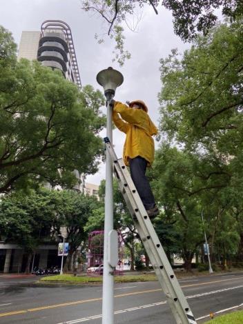 雨天維修路燈作業3