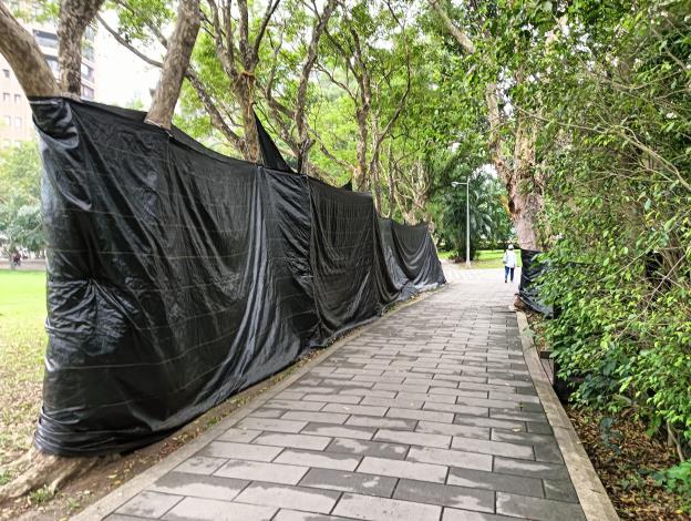 圖2 公園處於賞螢季期間，在生態池外側架設黑網，以減少大樓燈光投射的光害。