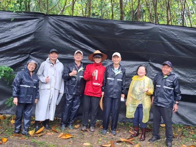 圖3志工隊在附近樹叢加設黑網遮光。