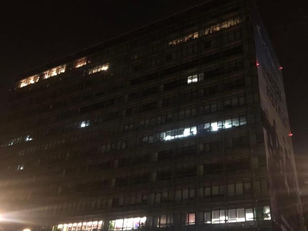 圖4志工隊呼籲賞螢季期間附近大樓響應夜間拉窗簾活動，已日漸看出成效。