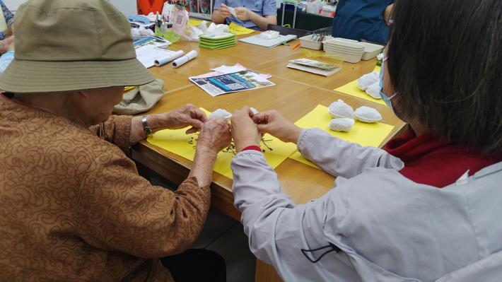 圖4.不同年代的學員合作完成茶包，不但訓練長者的手指靈巧度，也促進社區的世代對話