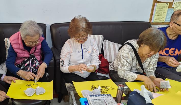 圖5. 學員們一邊裝袋，一邊輕鬆地閒話家常