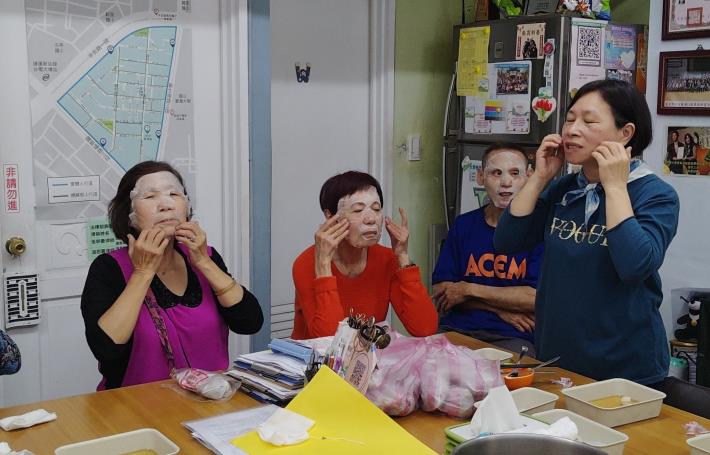 圖7.敷上面膜後大家一起學習臉部按摩加速魚腥草草本精華吸收。