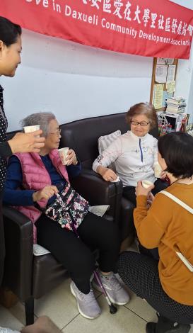 圖9.課程後學員們愉快的品嘗現煮的魚腥草茶分享今天的心得。