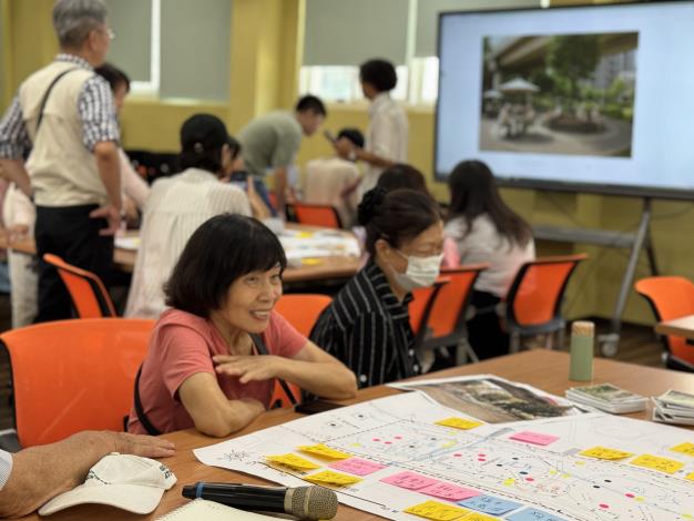 照片3：民眾熱烈討論公園議題(北投18號公園)