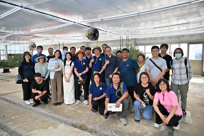 圖1、公園處與國合會、泰國皇家計畫基金會花卉智慧栽培與產業應用研習團園藝交流合影.JPG