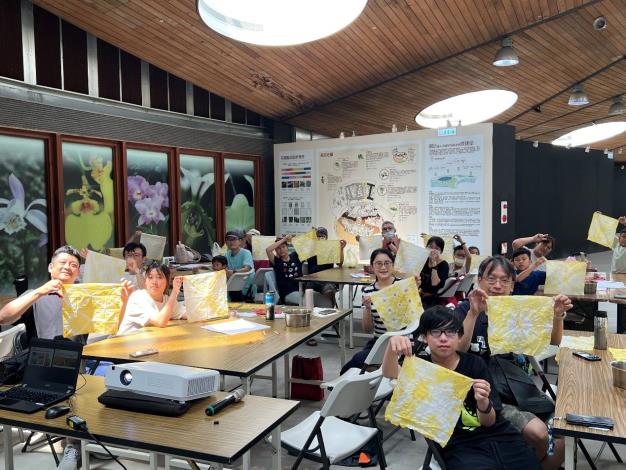 圖4學員展示各種不同的染布花紋。