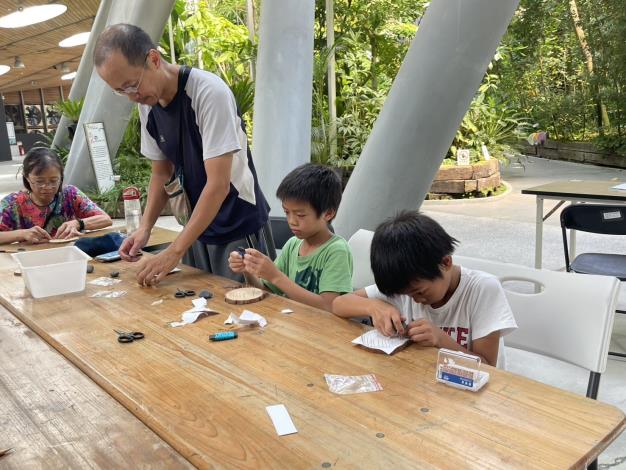 圖5釘繩花器課程在木片上創作出屬於自己的圖案。