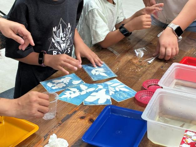 圖1 利用藍晒原理留下植物的剪影。