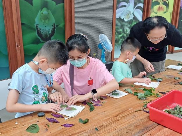 圖2 親子一同完成拓印創作。