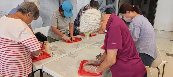 圖7.透過與社區好友一邊聊天一邊製作草本肥皂,刺激五感運用,可以協助改善身心狀況