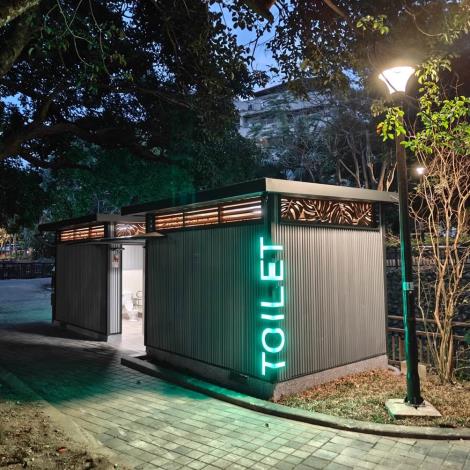 圖2、公園處秉持優化公園公廁之理念推動『公廁2.0台北方便您』，期待解決既有公園公廁老舊或長年流動廁所設置所造成之景觀突兀、環境臭味及高齡不友善等問題。