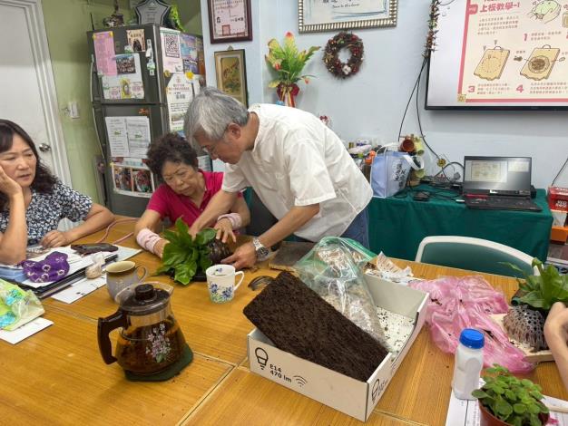 圖8.講師指導學員上板技巧