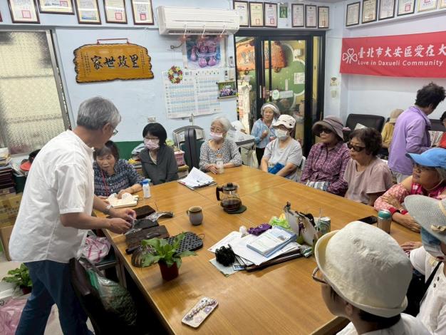 圖6.介紹山蘇上板材料及步驟