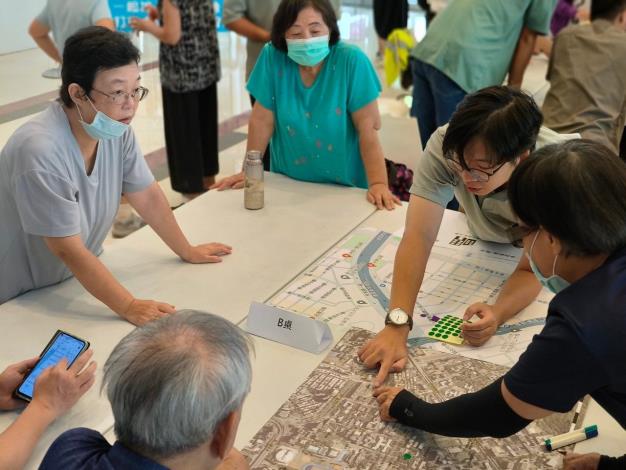 圖11.透過工作坊及討論會,專業團隊與居民合力繪製大學里獨有的「健智步道地圖」與「夏日陰影路徑地圖」