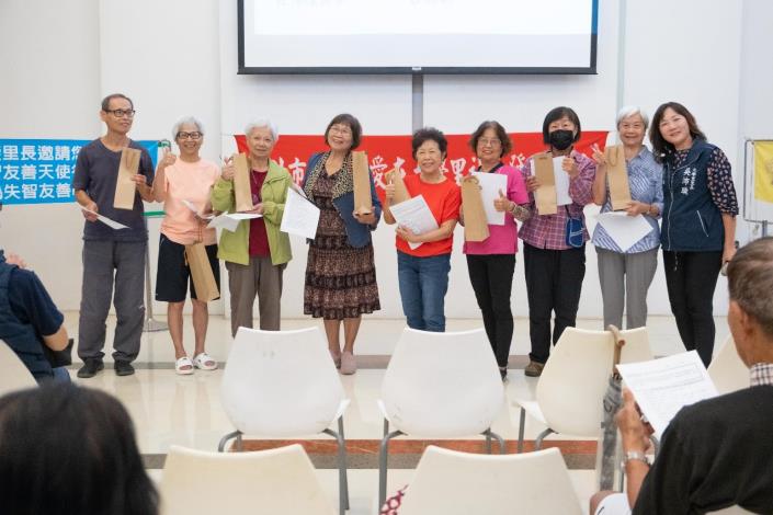 圖14.活動中表現滿分的民眾由里長頒發精美工具組