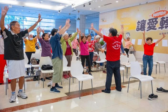 圖13.成果發表會前邀請老師帶領全員做早操舒展筋骨清醒思緒