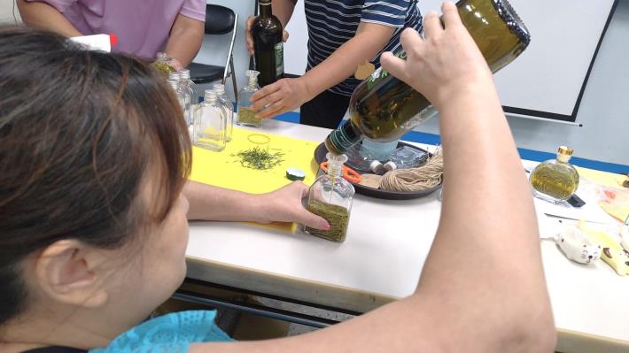 圖2.乾燥香草油搭配一定比例的植物油,在陰暗乾燥的環境下可以保存3個月。