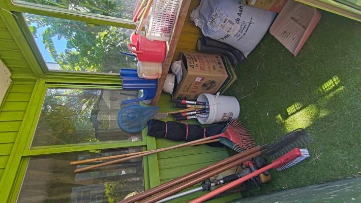 圖9.趁冬天難得好天氣,把使用一整年的倉庫空間分類堆放,相同性質的手工用具放一起併加上標籤分類,讓收納空間寬敞又一目了然。