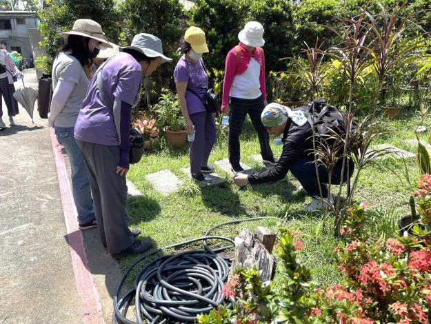 圖5.夏天蚊蟲活躍季節,以田園基地為中心,邀請專業老師協助檢視蚊蟲熱點並教導學員如何判斷蚊蟲孳生環境及選擇適合藥劑。