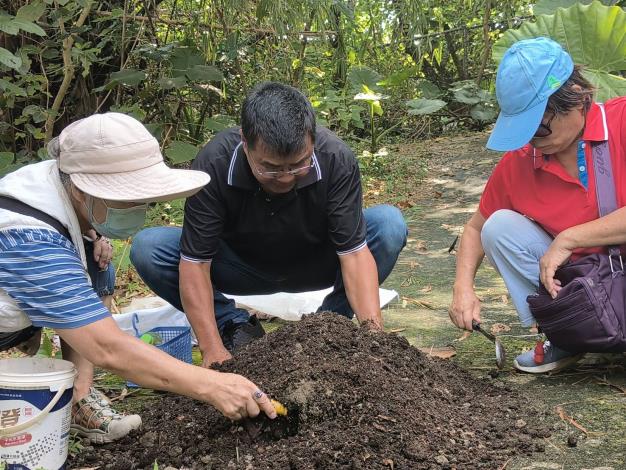 圖7.將田間廢棄物再利用,加入新土及其他介質學習「田園堆肥製作」。
