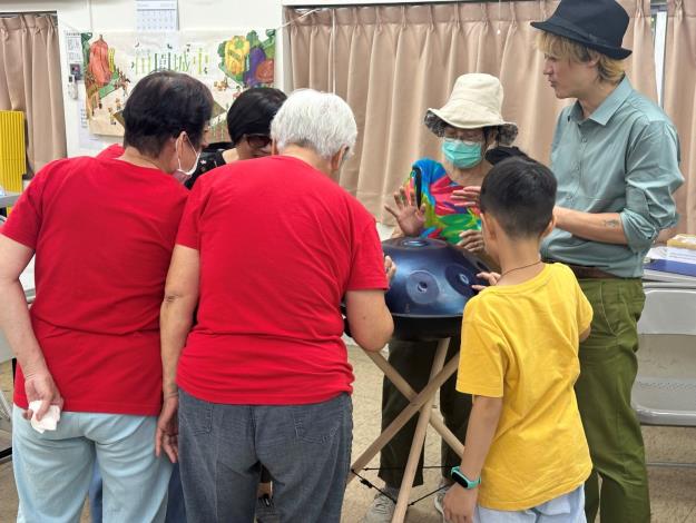 圖10.在著重團員及分享的中秋節或是聖誕節,除了田園基地的產出物分享外,結合音樂體驗增加趣味性,讓各種年齡層的人可以順暢地進行交流互動。