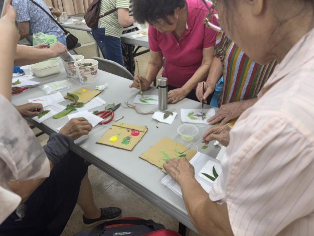 圖8.學員們用不同方法染印香包袋