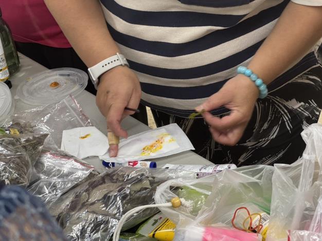 圖7.老師示範壓印技巧