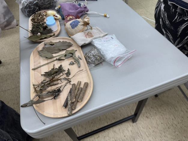 圖4.講師與學員匯集可做裝飾和染印的植物素材