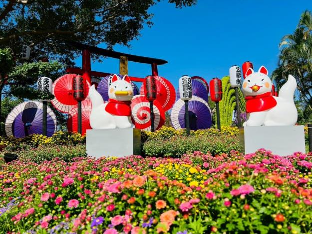 圖3. 菊開祈願．台日友好 笠間菊花節展區，展出日式和傘及獻燈，兩隻狐狸雕像，帶大家來場日本小旅行