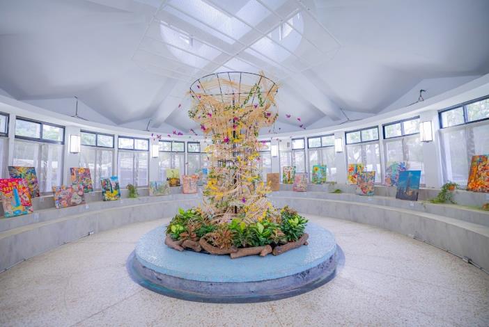 圖11 . 於八角亭展出「台灣好好玩2025台北101國際繪畫比賽」得獎的30幅作品，帶民眾以藝術視角欣賞花綻台北城的精采及舉世無雙的臺灣樣貌。