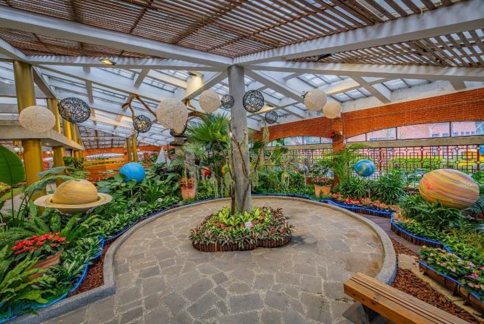 圖9. 以八大行星搭配觀葉植物完成探索浩瀚無垠宇宙的夢想