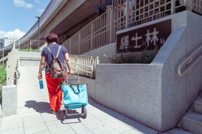 圖9新設無障礙坡道串聯至公車站，提升便利性、舒適性。