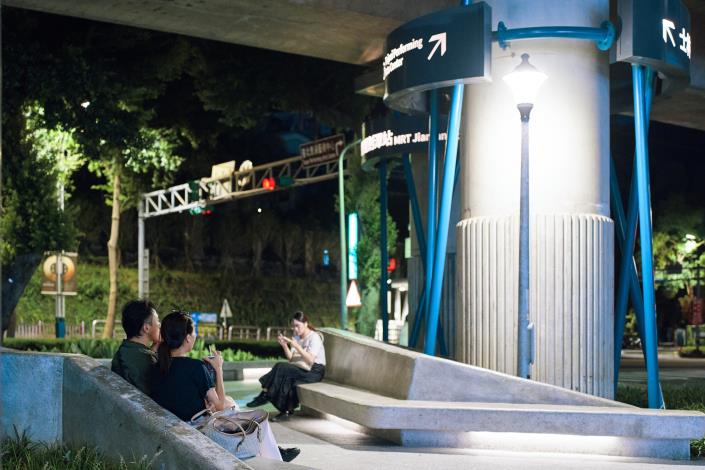 圖11鄰近士林夜市的橋下綠廊，讓觀光客有就近停留、休憩的空間。