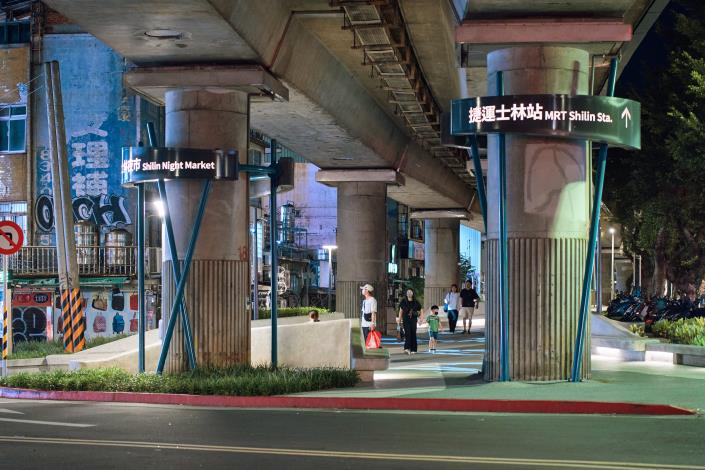 圖3. 捷運劍潭站1號出口橋下空間採取機車位減量，打開人行友善空間，增加透視性