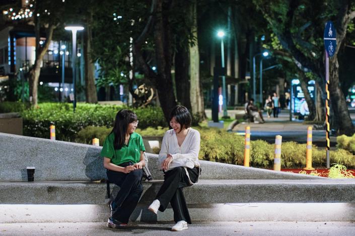 圖10捷運橋下的空間打造大小口袋空間，提供多元、具有彈性的座椅，讓民眾可以隨時坐下聊天、等待、休息。