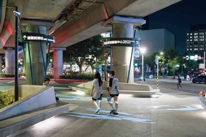 圖4. 藝影廣場：延伸北藝中心藝術表演概念，選擇人潮多以夜晚為主的夜間照明來呈現，以「舞姿光影」投影至地面，增添表演藝術氛圍