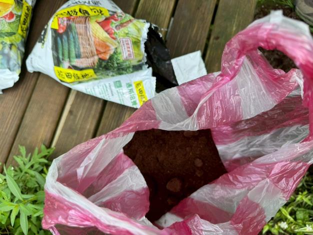 圖7. 老師示範如何用泥炭土和咖啡渣混合堆肥