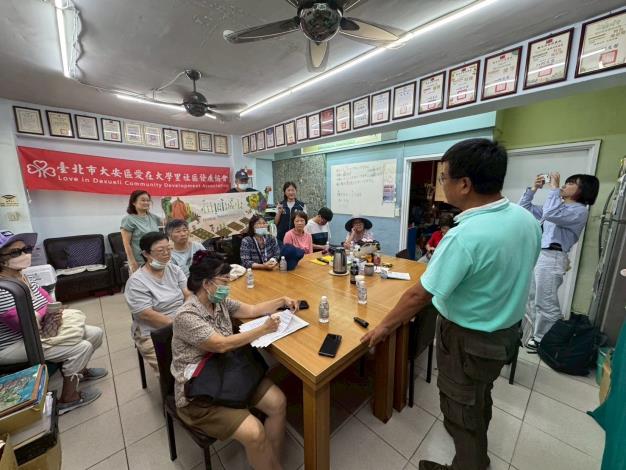 圖5. 室內課程介紹有機堆肥方式