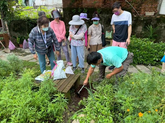 圖3. 老師示範如何將有機肥混拌入作物周邊的土壤
