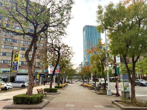 (圖片2) 徜徉於人行道區體驗黃連木橘紅變色