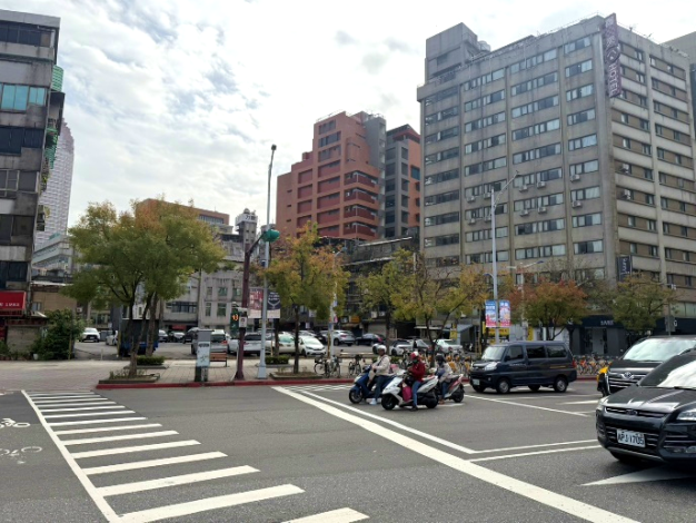 (圖片8)短暫等停體驗城市中黃連木變紅近況